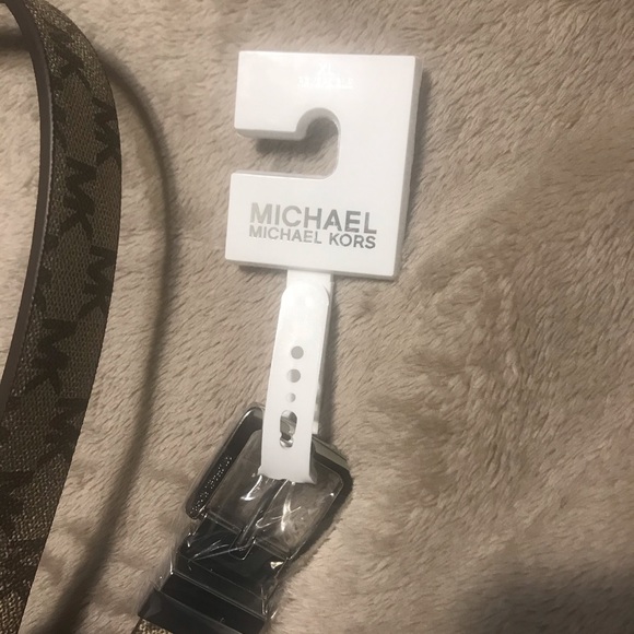 Michael Kors Reversible Logo Leather Belt - Picture 3 of 8
